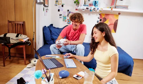 Uczniowie korzystający z klawiatury, myszy i innych urządzeń Logitech