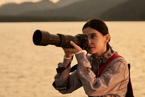 Fotografka korzystająca z obiektywu Sony FE 100–400 mm F5,6–8 OSS