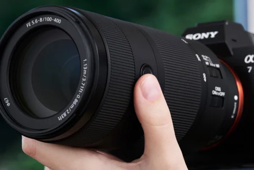 Zbliżenie obiektywu Sony FE 100–400 mm F5,6–8 OSS zamontowanego na aparacie
