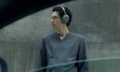 Model w oliwkowych słuchawkach Sony WH-1000XM6