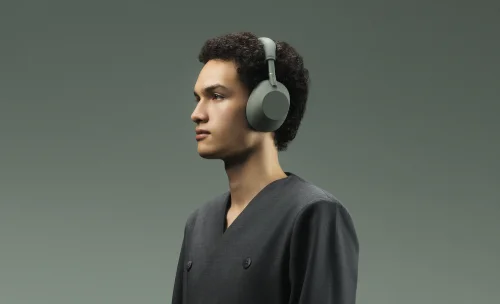 Oliwkowe słuchawki Sony WH-1000XM6 na zielonym tle
