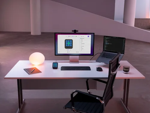 Logitech MX Keypad przy stanowisku z monitorem i laptopem
