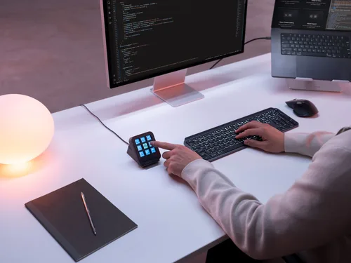 Programista korzystający z Logitech MX Keypad