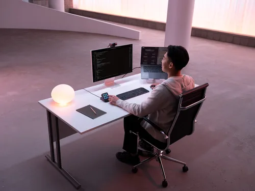Logitech MX Keypad na stanowisku programisty