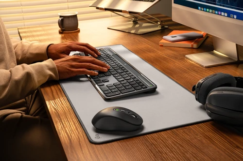 Stanowisko pracy z klawiaturą i myszą Logitech