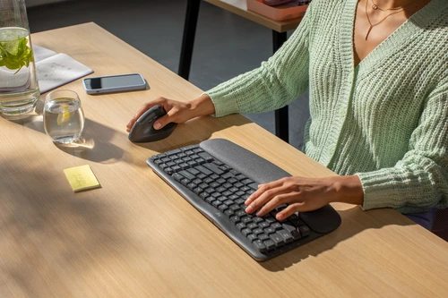 Logitech Wave Keys i Lift na stanowisku pracy